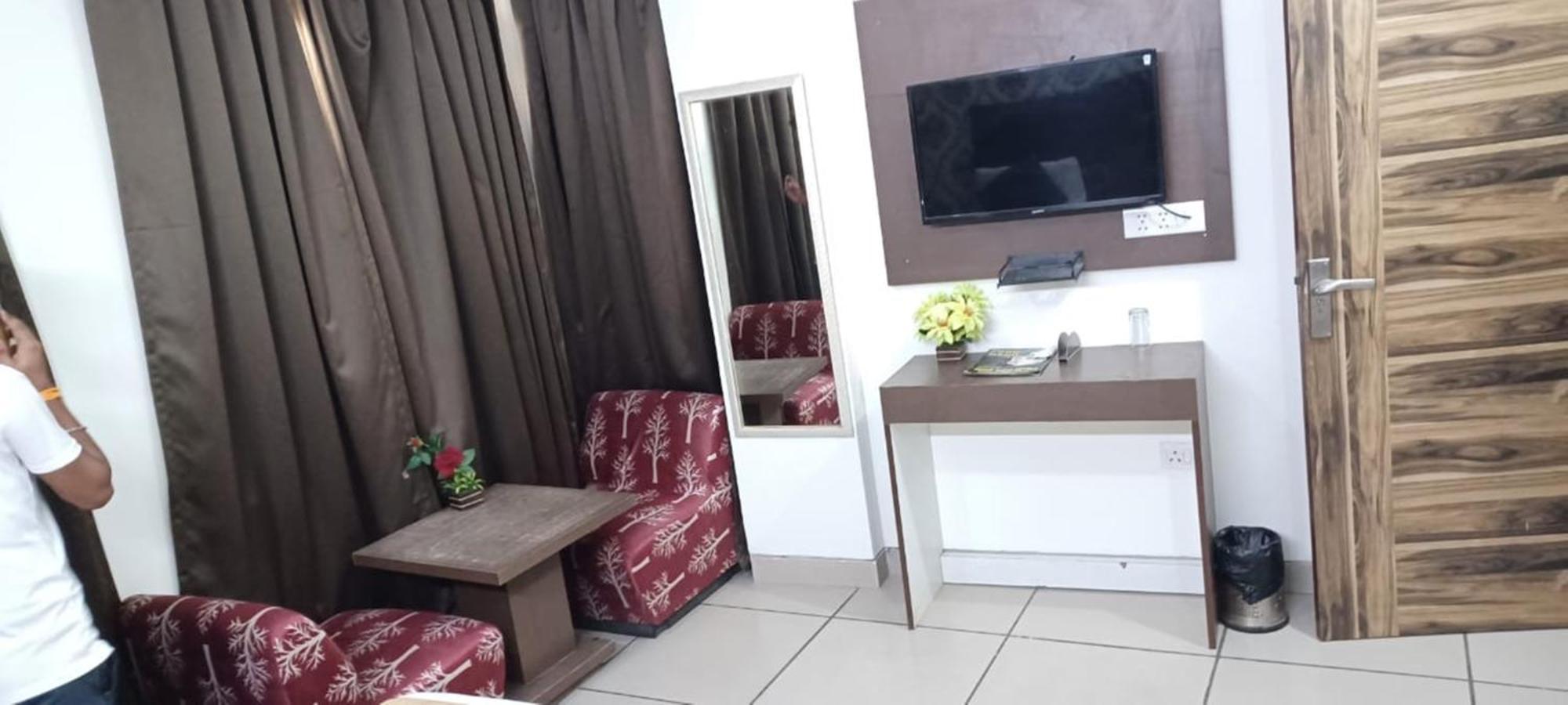 Hotel Aerocity Golden Close To New Delhi Airport Экстерьер фото